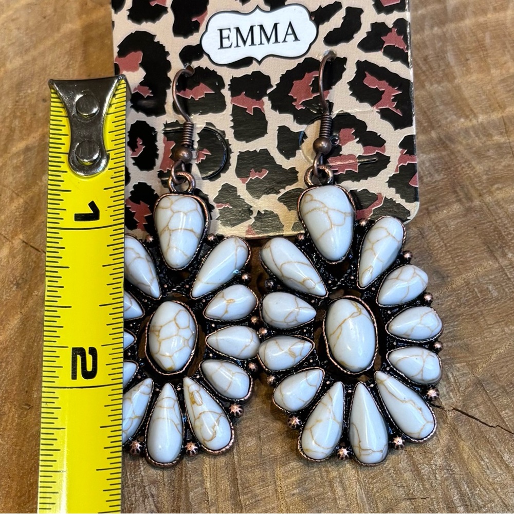 NWT! Elegant Boutique Squash Blossom Style Cream Teardrop Earrings! 🤩 - Picture 3 of 3